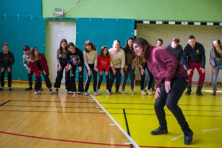 Mladi iz različnih evropskih držav z učenci OŠ Šalovci o digitalizaciji 21